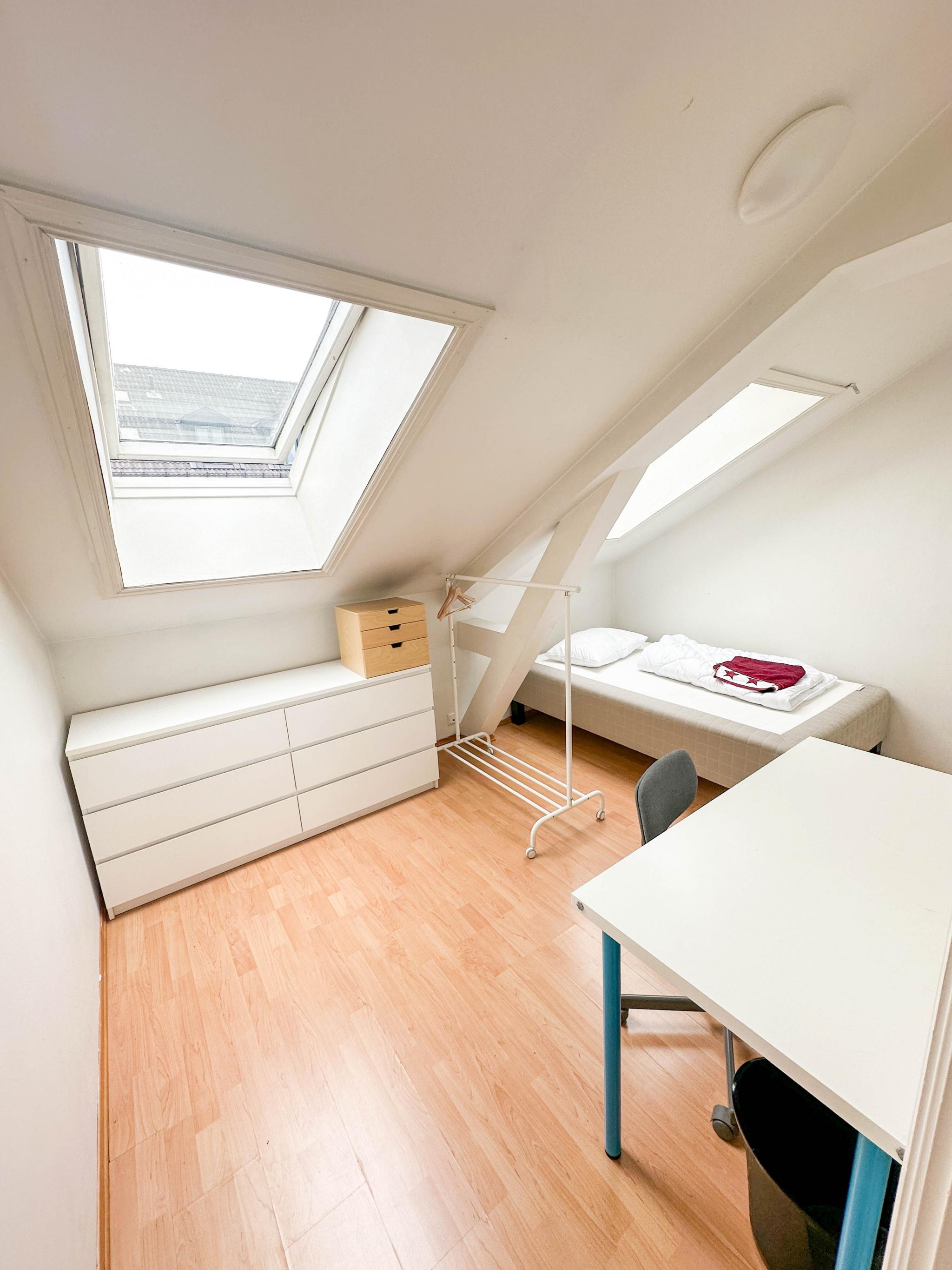 rommet ditt, følger med seng,skrivebord og kommode